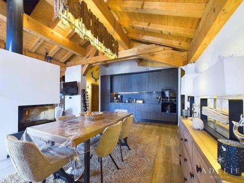 une salle à manger avec une table et des chaises en bois dans l'établissement Appartement T4 dernier étage avec cheminée et parking proche pistes - FR-1-398-678, à Montvalezan