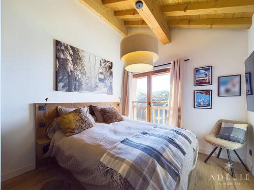 une chambre avec un grand lit et une fenêtre dans l'établissement Appartement T4 dernier étage avec cheminée et parking proche pistes - FR-1-398-678, à Montvalezan