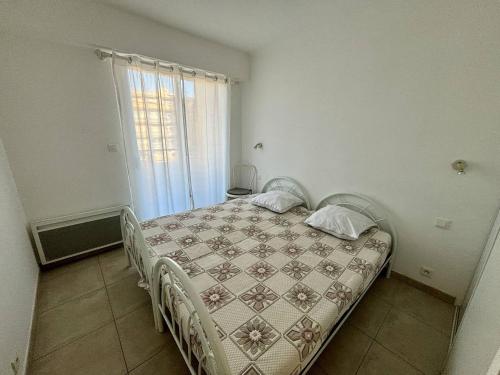 une chambre avec un lit et une fenêtre dans l'établissement Appartement lumineux avec terrasse et accès plage - FR-1-816-15, au Lavandou