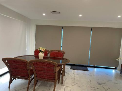 ABSOLUTE BEACHFRONT Port Stephens - Pindimar Beach Houseにあるシーティングエリア