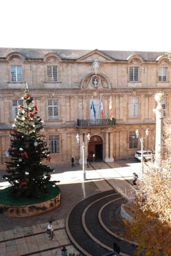 Ecrin au cœur d'Aix-Vue sur la Place de la Mairie