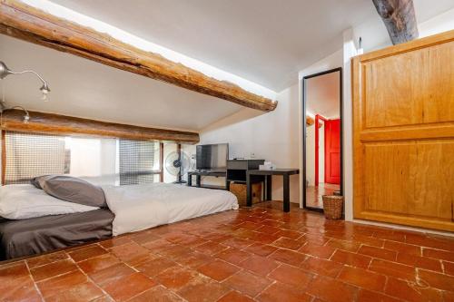 une chambre avec un lit et un bureau dans une pièce dans l'établissement Ecrin au cœur d'Aix-Vue sur la Place de la Mairie, à Aix-en-Provence