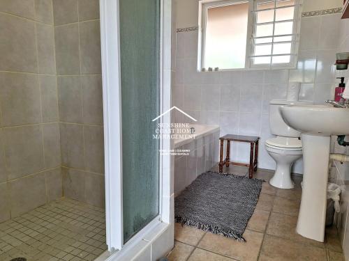 Ένα μπάνιο στο Spacious Beachside apartment
