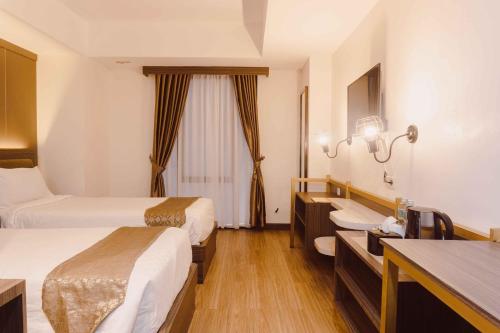 Postel nebo postele na pokoji v ubytování Fahira Hotel Syariah Bukittinggi