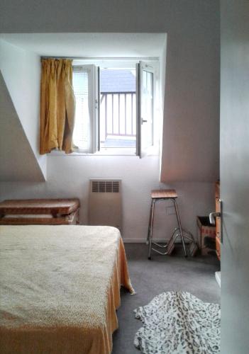 une chambre avec un lit et une fenêtre dans l'établissement Appartement charmant à Villers-sur-Mer, 30 m², avec terrasse, à Villers-sur-Mer