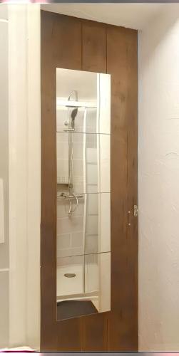 - une armoire blanche avec un miroir dans l'établissement Appartement moderne à Nyons - 60 m² - Vue montagne, à Nyons