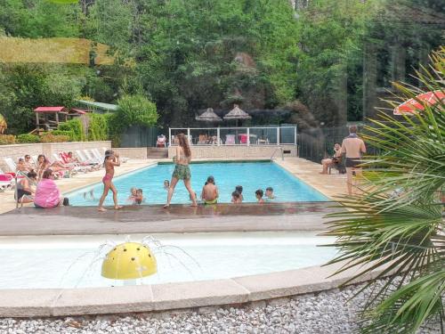un grupo de personas jugando en una piscina en Chalet charmant à Saint-Jean-du-Gard, en Saint-Jean-du-Gard