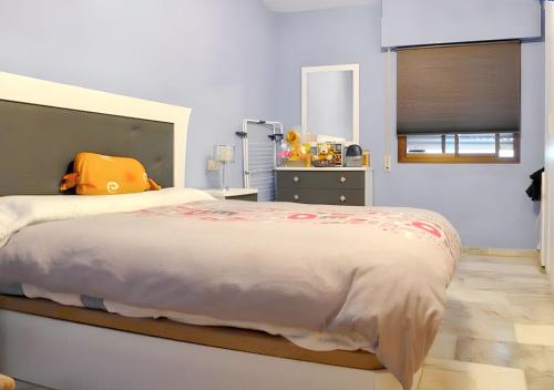 アルムニェーカルにあるComfortable Apartment in Almuñécarの大きなベッドと窓のある寝室