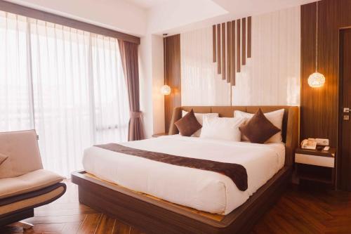 Ένα ή περισσότερα κρεβάτια σε δωμάτιο στο Fahira Hotel Syariah Bukittinggi