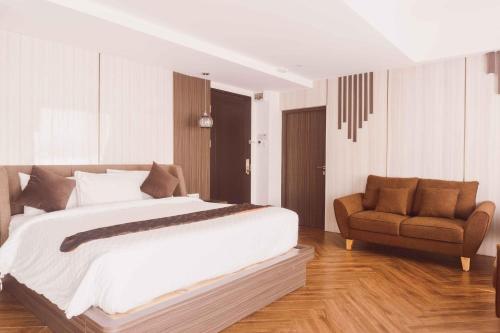 Ένα ή περισσότερα κρεβάτια σε δωμάτιο στο Fahira Hotel Syariah Bukittinggi