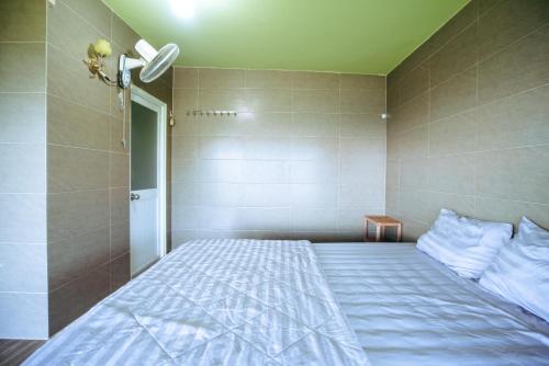Postel nebo postele na pokoji v ubytování Homestay A Súy -View Hồ Tà Đùng