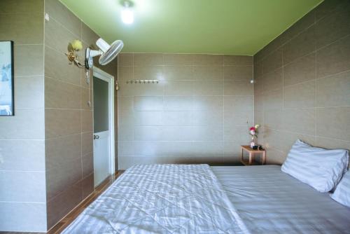 Postel nebo postele na pokoji v ubytování Homestay A Súy -View Hồ Tà Đùng