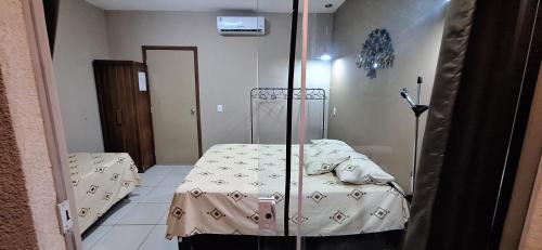 a hospital room with a bed in a room at Flat no Village das Águas Resort ao lado do Parque Aquático Aldeia das Águas in Barra do Piraí
