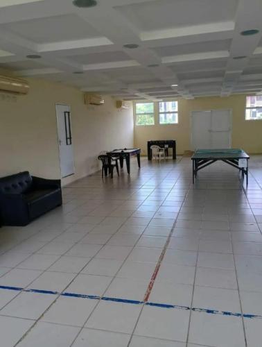a room with two ping pong tables in it at Flat no Village das Águas Resort ao lado do Parque Aquático Aldeia das Águas in Barra do Piraí