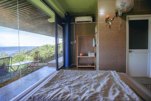 Postel nebo postele na pokoji v ubytování Homestay A Súy -View Hồ Tà Đùng
