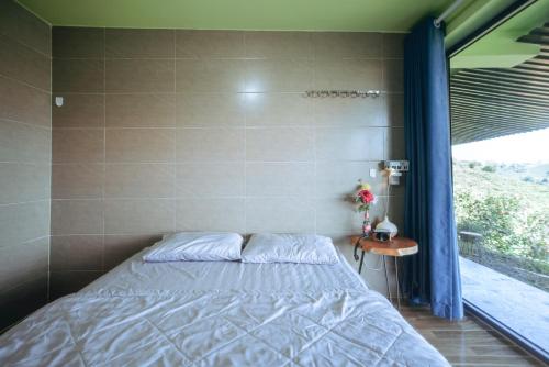 Postel nebo postele na pokoji v ubytování Homestay A Súy -View Hồ Tà Đùng