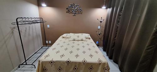 a hospital room with a bed and a chandelier at Flat no Village das Águas Resort ao lado do Parque Aquático Aldeia das Águas in Barra do Piraí