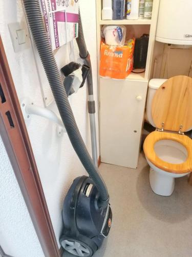 un aspirateur dans une salle de bains avec toilettes dans l'établissement Appartement confortable à Mont-Saxonnex 25m² avec balcon, à Mont-Saxonnex