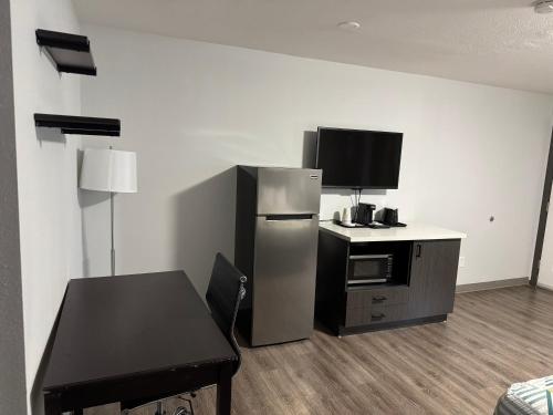 Cucina o angolo cottura di Studio 6 Suites Vancouver WA Waterfront
