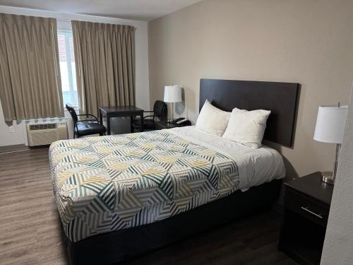 Letto o letti in una camera di Studio 6 Suites Vancouver WA Waterfront