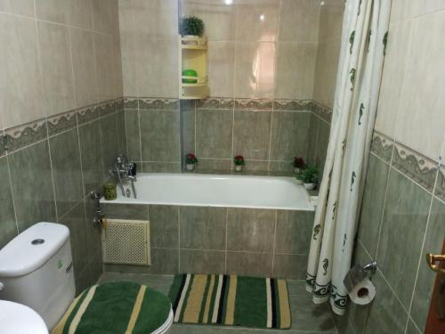 Bilik mandi di Large 1-Bed Apt, Perfect for You!