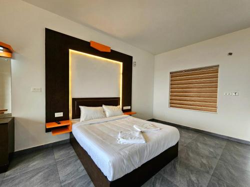 Ein Bett oder Betten in einem Zimmer der Unterkunft Rock And Mist Munnar House Resort