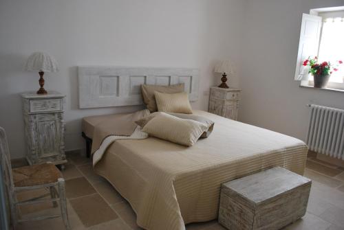 マルティナ・フランカにあるLa Vitosaのベッドルーム1室(大型ベッド1台、ナイトスタンド2台付)