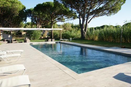 - une piscine dans une cour avec des chaises et des arbres dans l'établissement Leï Souco, à Saint-Tropez
