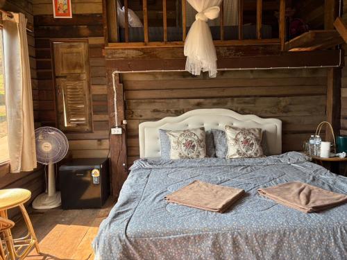 Postel nebo postele na pokoji v ubytování สะปันซีวิว ที่พักบ้านสะปัน บ่อเกลือ น่าน