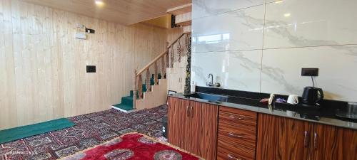 Η κουζίνα ή μικρή κουζίνα στο Countryside Cottage Gulmarg