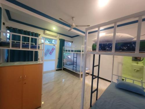 ウェリガマにあるJIB Hostel RestoBarの二段ベッド2台と廊下が備わる客室です。