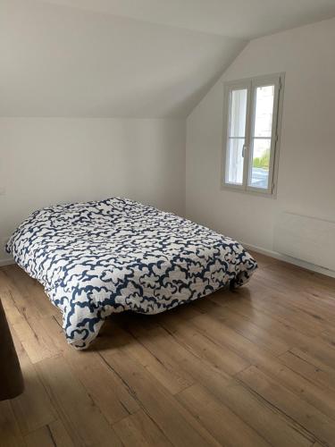 un lit dans une chambre blanche avec une fenêtre dans l'établissement Spacieux appartement avec terrasse, à Châtellerault