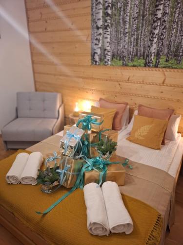 Giường trong phòng chung tại WILLA MAŁE ALPY & SPA - Styl Szwajcarski dla VIP 10 pokoi