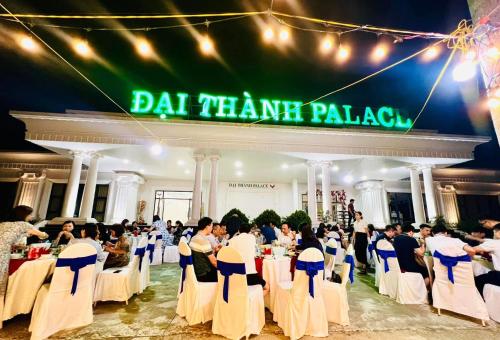 a group of people sitting at tables in a banquet hall at Khách Sạn Đại Thành in Anh Sơn