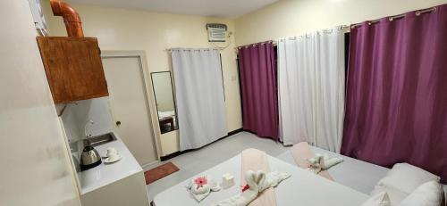 เตียงในห้องที่ Nanay Eustiquia Complex Beach Resort