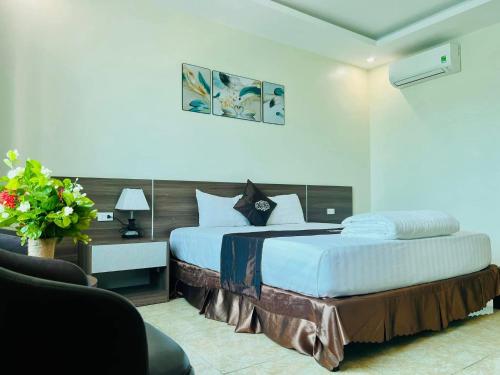 a hotel room with a bed and a desk and a bed at Khách Sạn Đại Thành in Anh Sơn