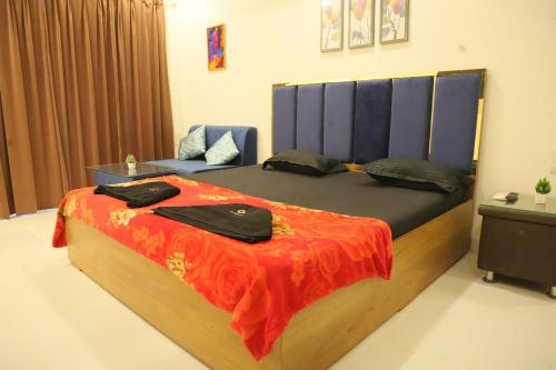 卡尔贾特Ivy Bliss Studio with Private Pool, B 13, Karjat的卧室里有一张大床，上面铺着红毯子