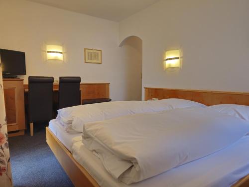 a hotel room with two beds and a desk at ARRIVEL Hotel am Bergson - bisher Hotel Neuner in Munich
