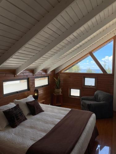 Postel nebo postele na pokoji v ubytování Ngahu alojamiento y desayuno con vista al mar en Rapa Nui