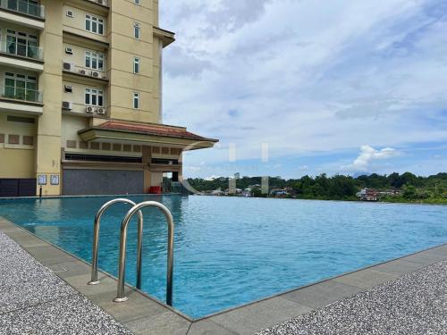 Πισίνα στο ή κοντά στο Kuching Riverine Diamond at 3 pax