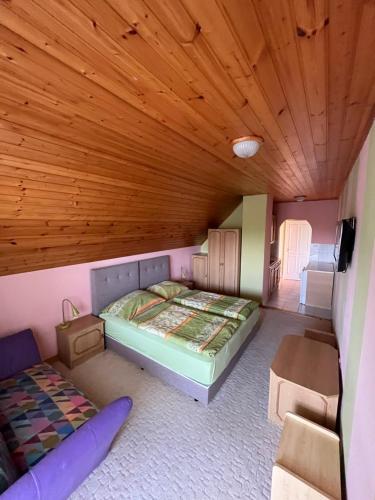 Ένα ή περισσότερα κρεβάτια σε δωμάτιο στο SzaSza apartman