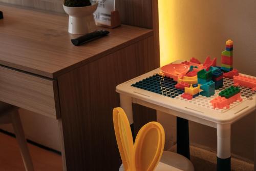 a small table with legos on it next to a desk at Qingdao Wushe Yujianshanju Tangchi Seaview Hotel in Qingdao