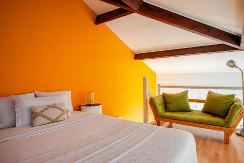 - une chambre avec un lit et une chaise verte dans l'établissement Sunny duplex close to Croisette, free parking, à Cannes