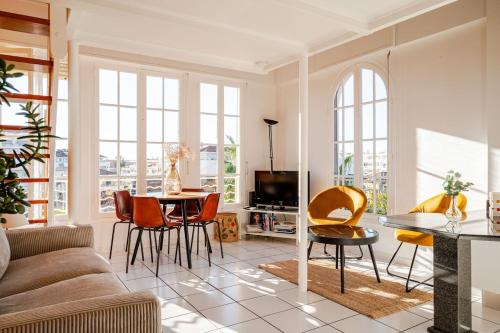 un salon avec un canapé, une table et des chaises dans l'établissement Sunny duplex close to Croisette, free parking, à Cannes