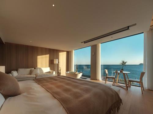 Postel nebo postele na pokoji v ubytování Qingdao Wushe Yujianshanju Tangchi Seaview Hotel