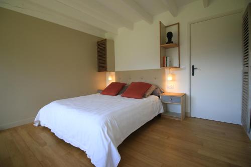 Aux Logis de Fonfroide Chez Mylène & Davidにあるベッド
