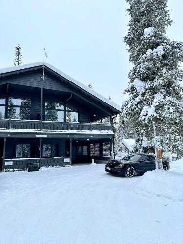 a car parked in the snow in front of a house at Rukanmetsä, cottage, Ruka in Rukatunturi 