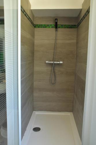a bathroom with a shower with a glass door at Gîte La grave haute sud in Mauzac-et-Grand-Castang