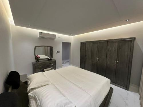 a bedroom with a large bed and a mirror at شقة مفروشة بمنطقة هادئة in Makkah