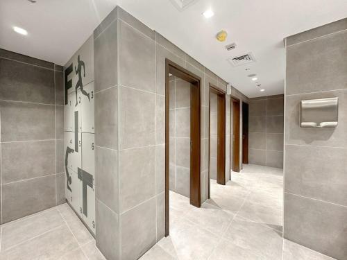 un corridoio con una fila di ascensori in un edificio di FIRST CLASS 2BR Mesmerizing Creekfront Views a Dubai